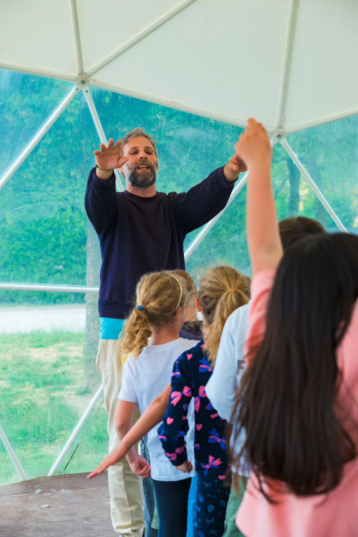 Stefano guida un gruppo di bambini durante un'attivita musicale.